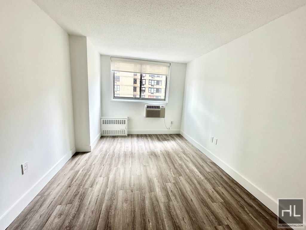 Second Avenue - Photo 1