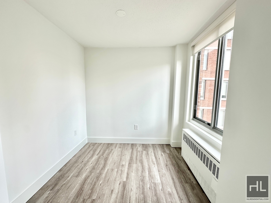 Second Avenue - Photo 2