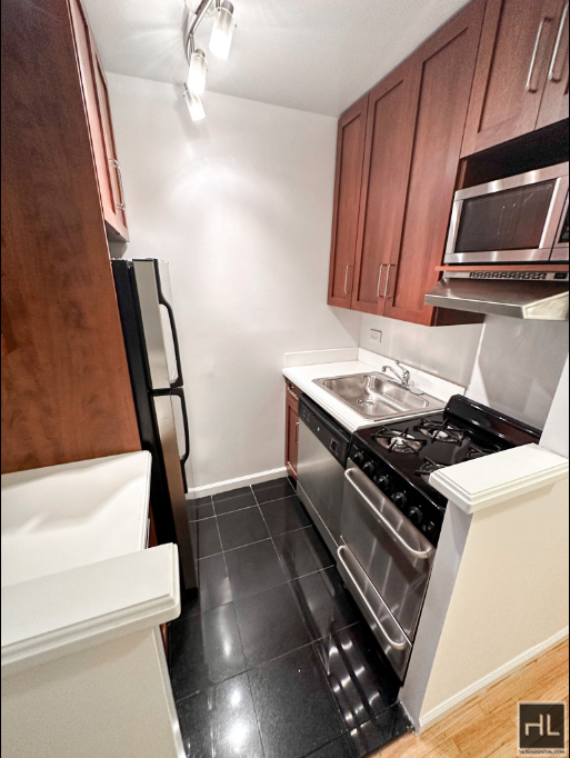 1 Avenue - Photo 3