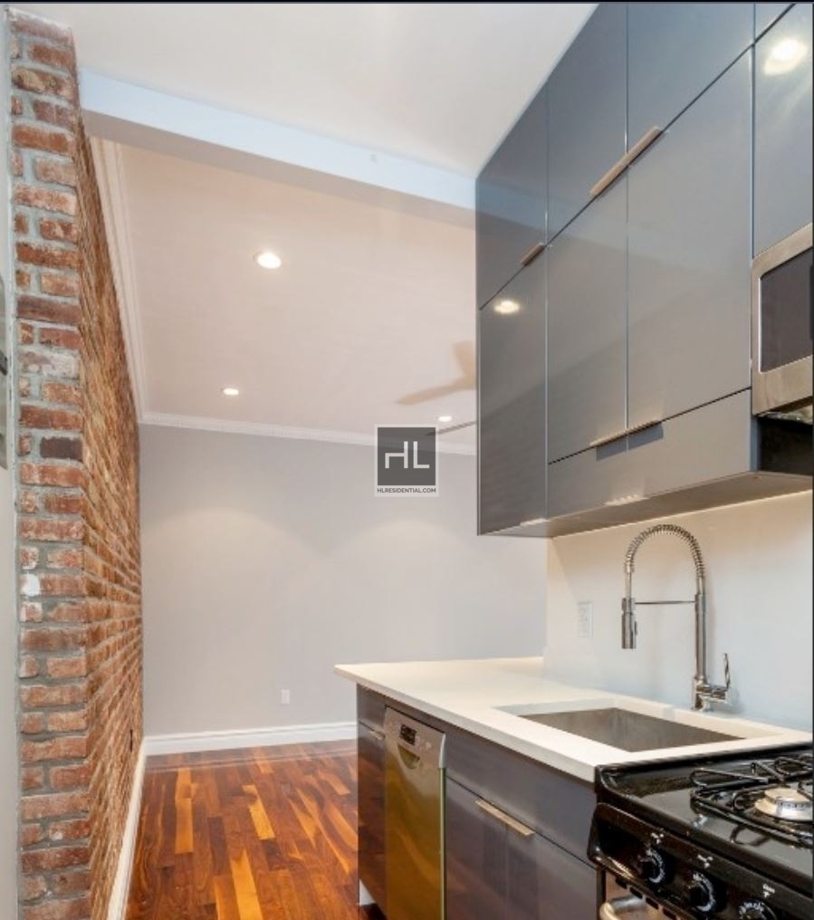 Lexington Ave. - Photo 2