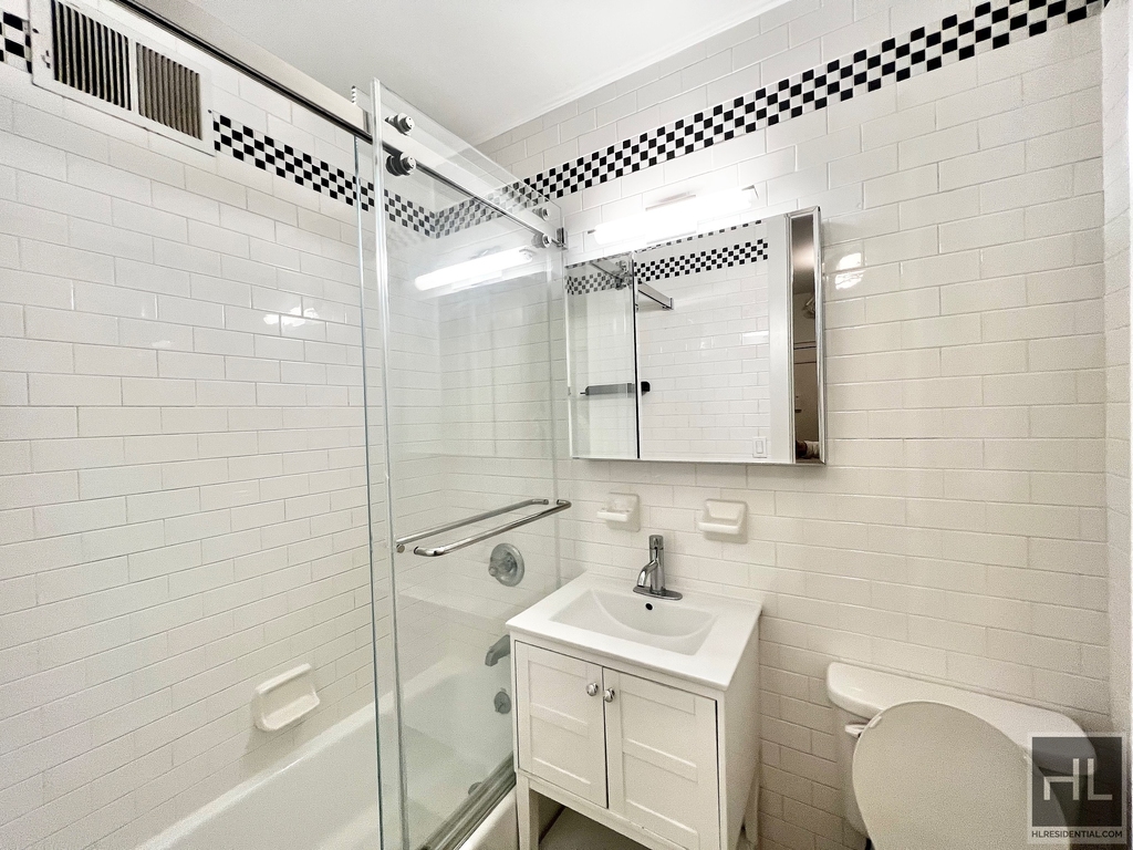 Madison Avenue - Photo 2