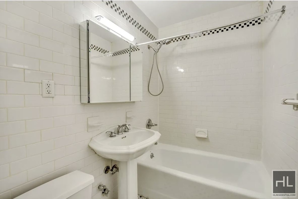 East 25 Street - Photo 2