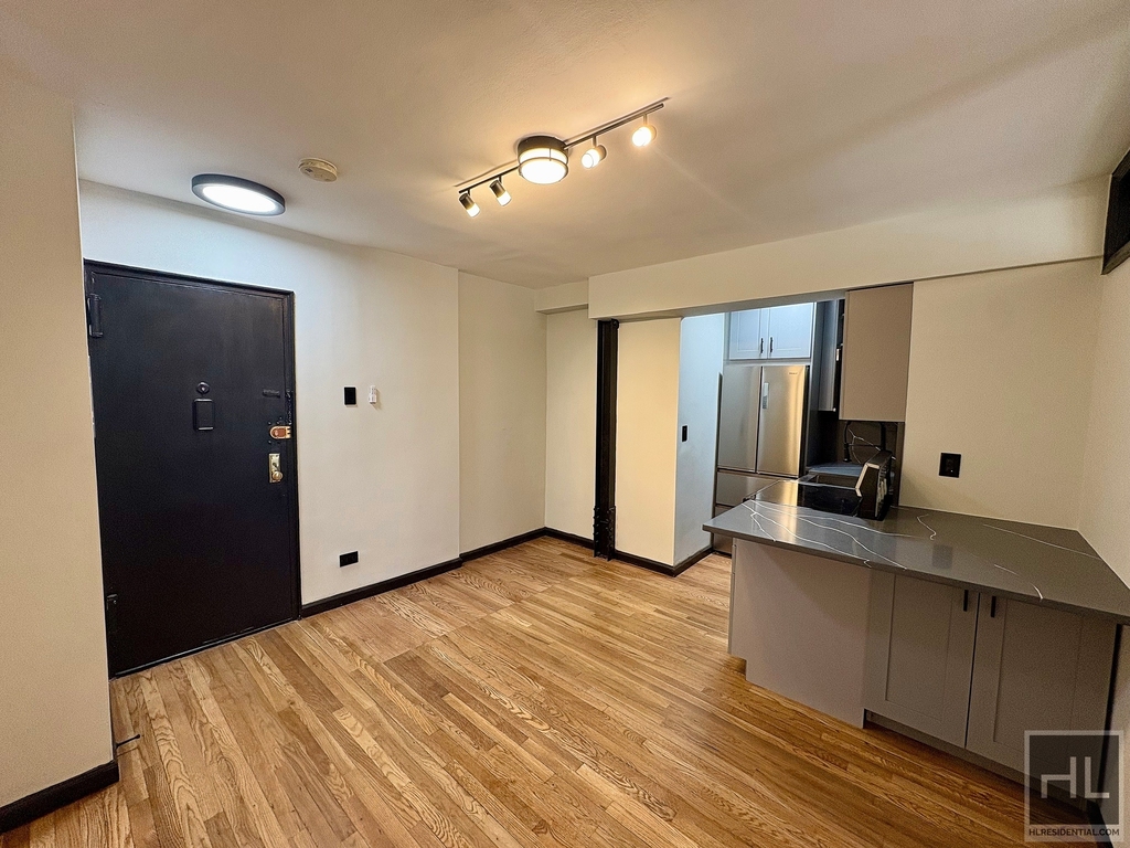 East 58 Street - Photo 0