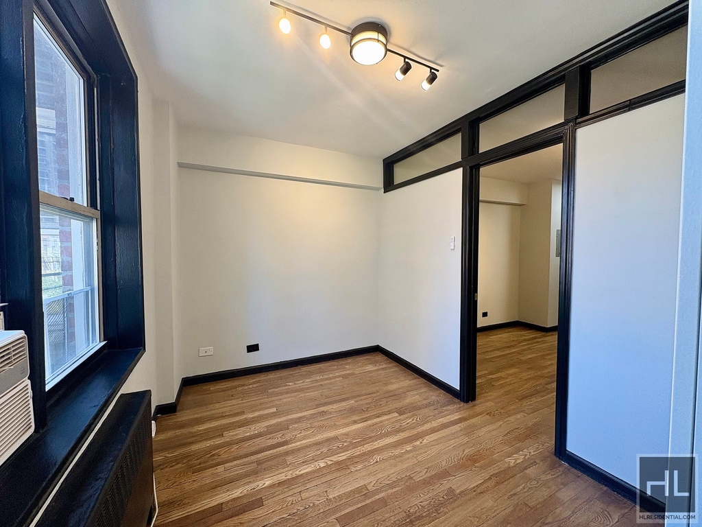 East 58 Street - Photo 1