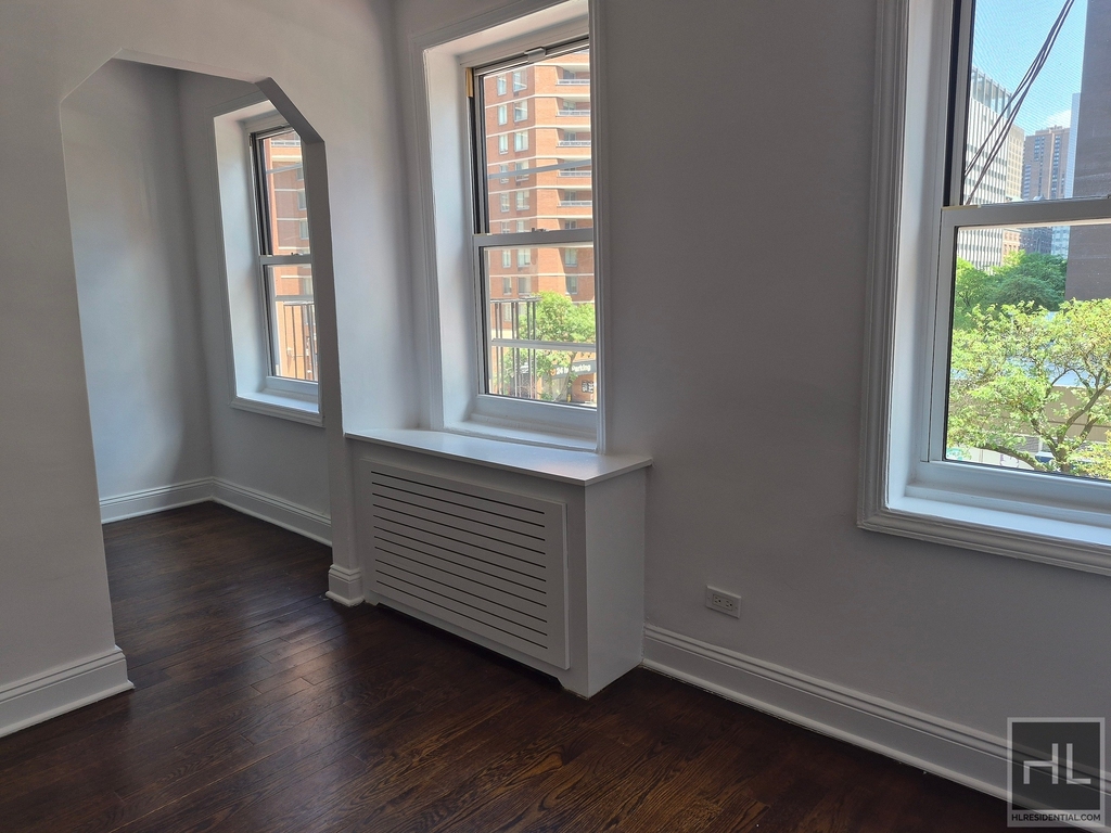 Second Avenue - Photo 2