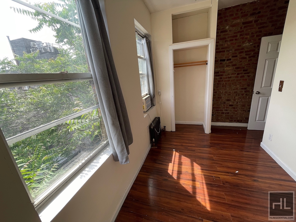 East 11 Street - Photo 3