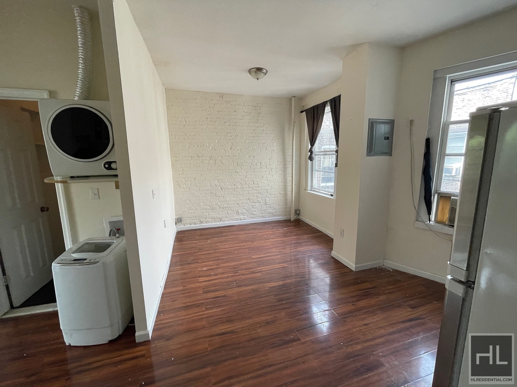 East 11 Street - Photo 4
