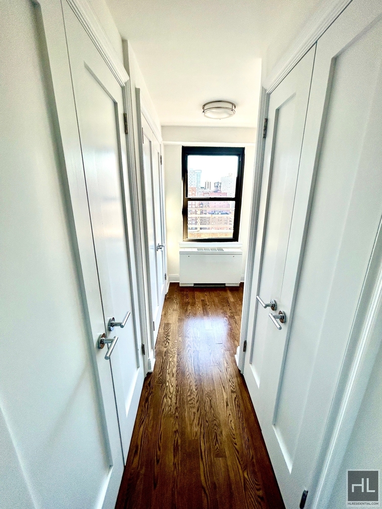 E 82 St - Photo 3