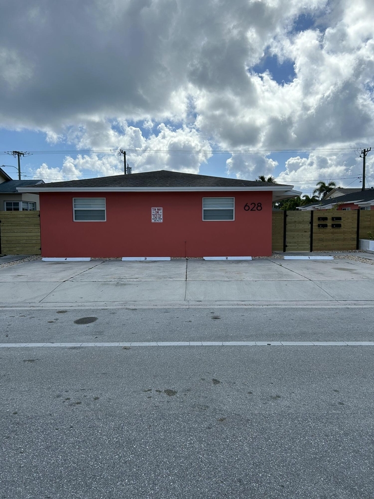 628 N M Street - Photo 0