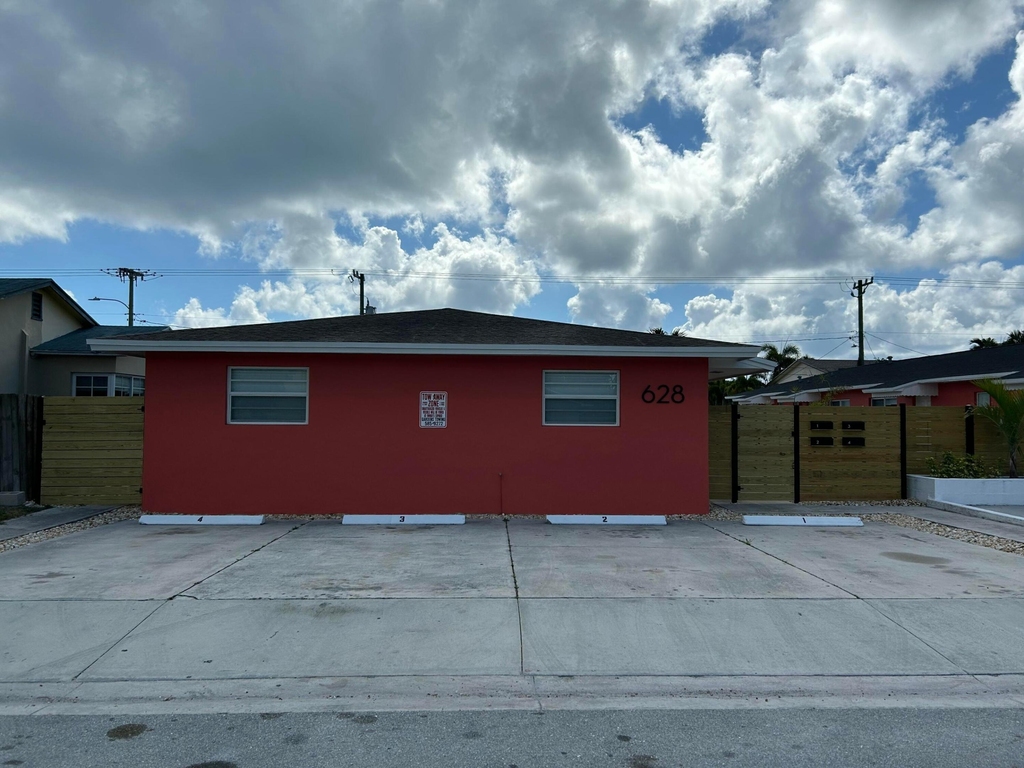 628 N M Street - Photo 1