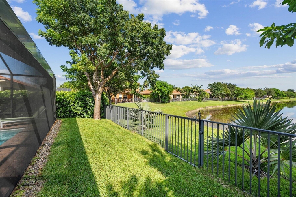 10731 Ivanhoe Lane - Photo 4