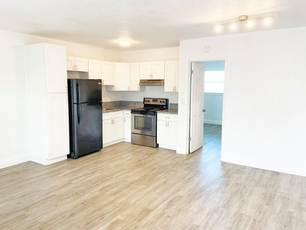 240 Sw 8th Street - Photo 0