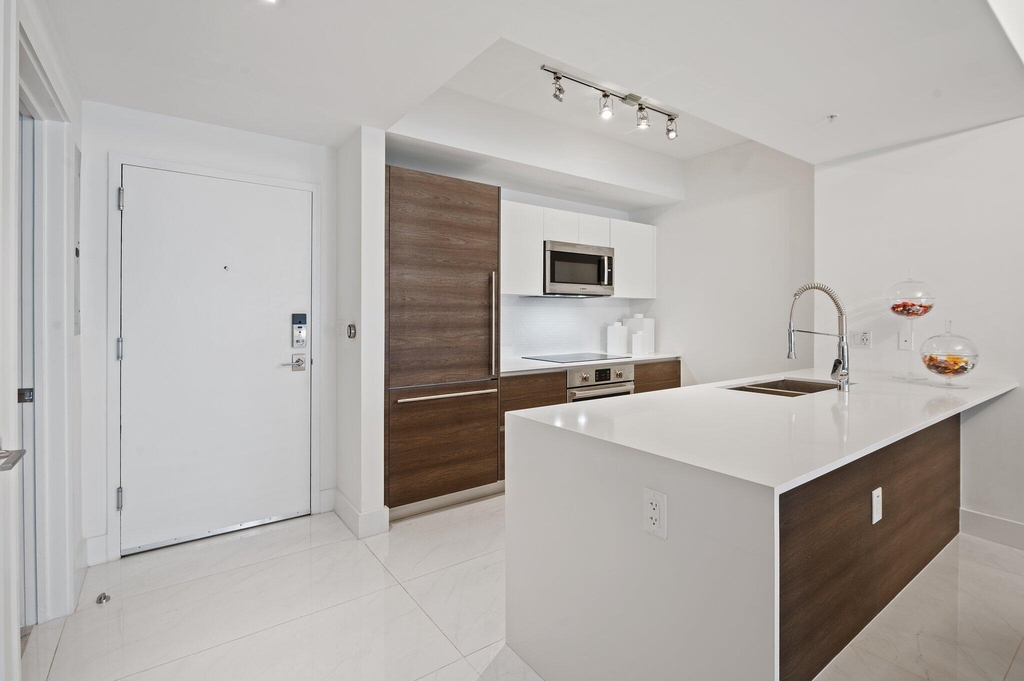 301 Altara Avenue - Photo 4