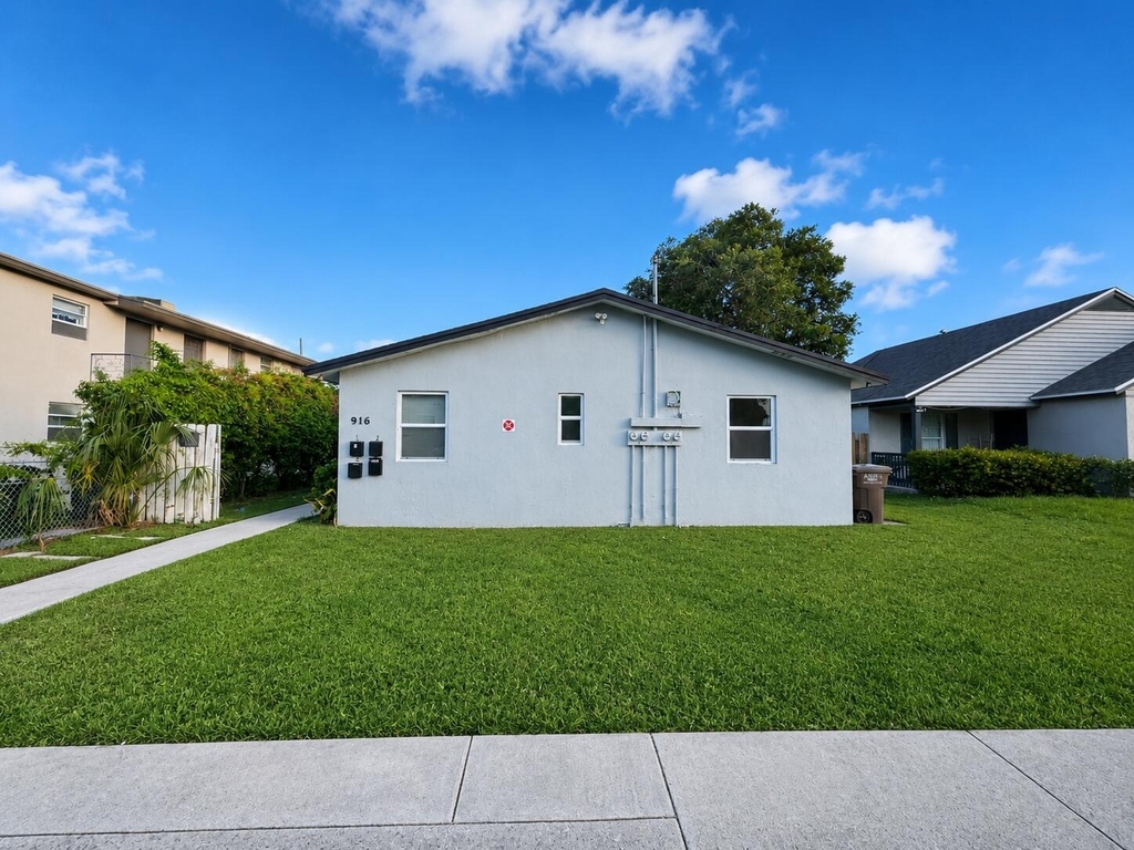 916 4th Street - Photo 0