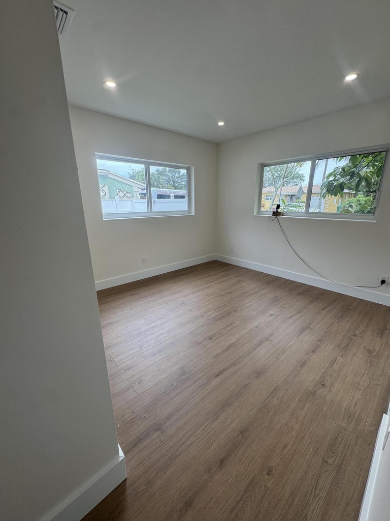 725 Ne 160th Terrace - Photo 32