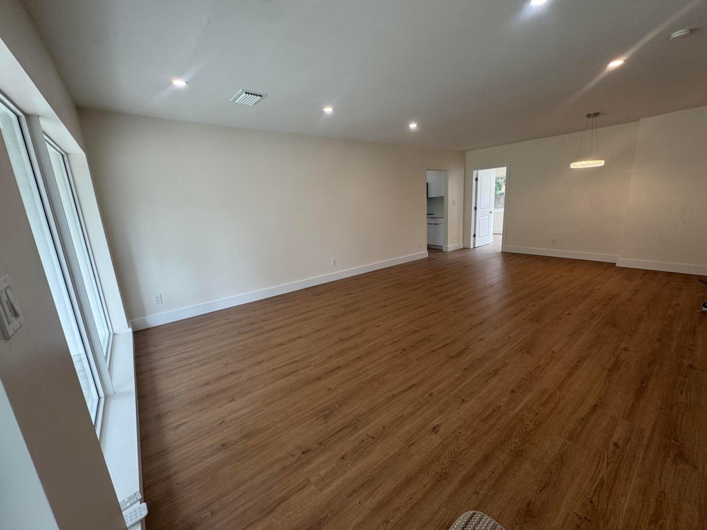 725 Ne 160th Terrace - Photo 2
