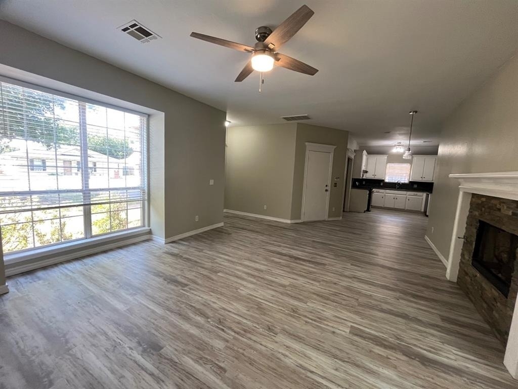 421 W 10th Street - Photo 2