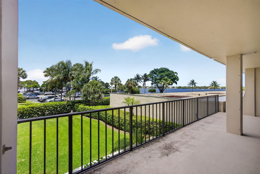 136 Lakeshore Drive - Photo 4