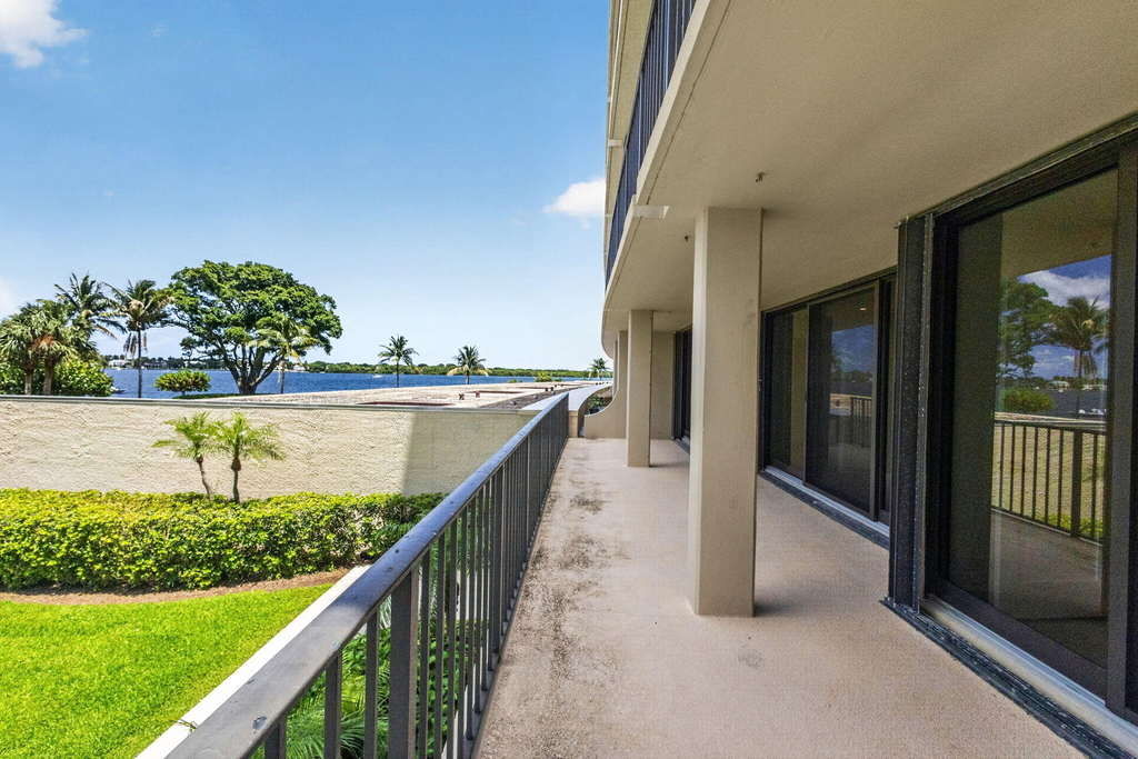136 Lakeshore Drive - Photo 2