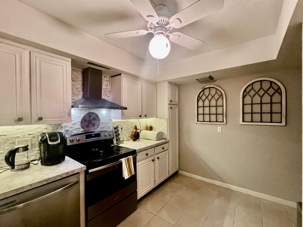 2425 Presidential Way - Photo 10