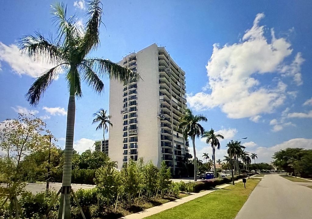 2425 Presidential Way - Photo 30