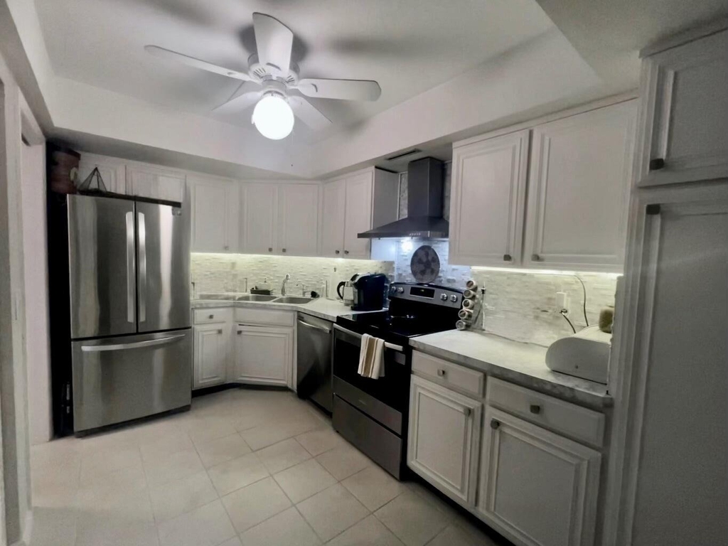 2425 Presidential Way - Photo 9