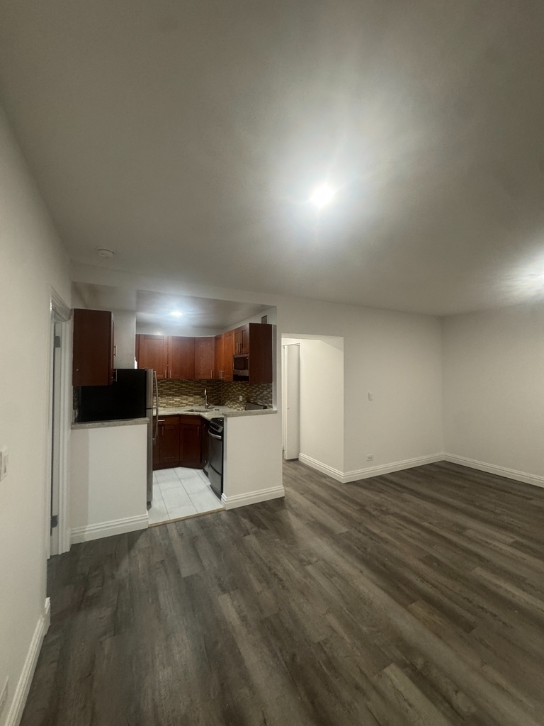 W 34th Street - Photo 8