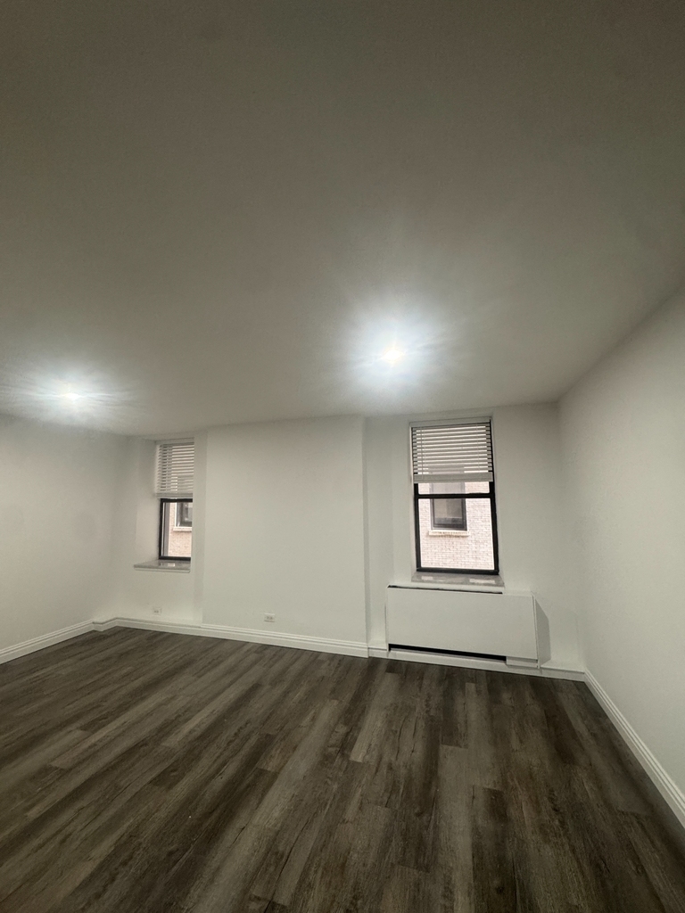 W 34th Street - Photo 4