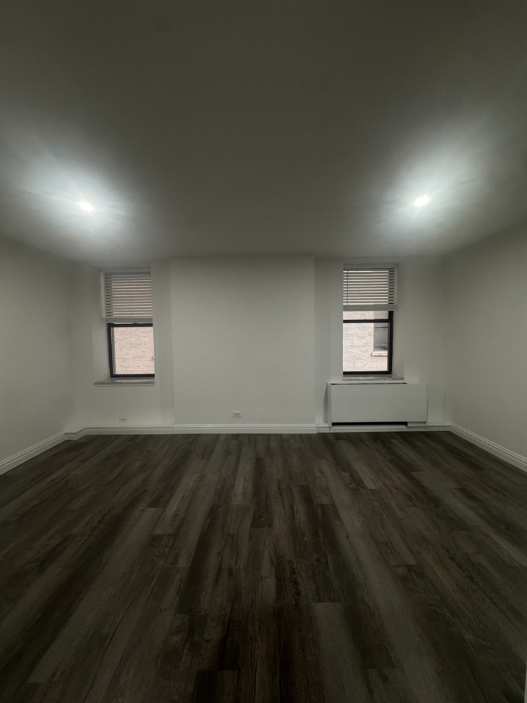 W 34th Street - Photo 6