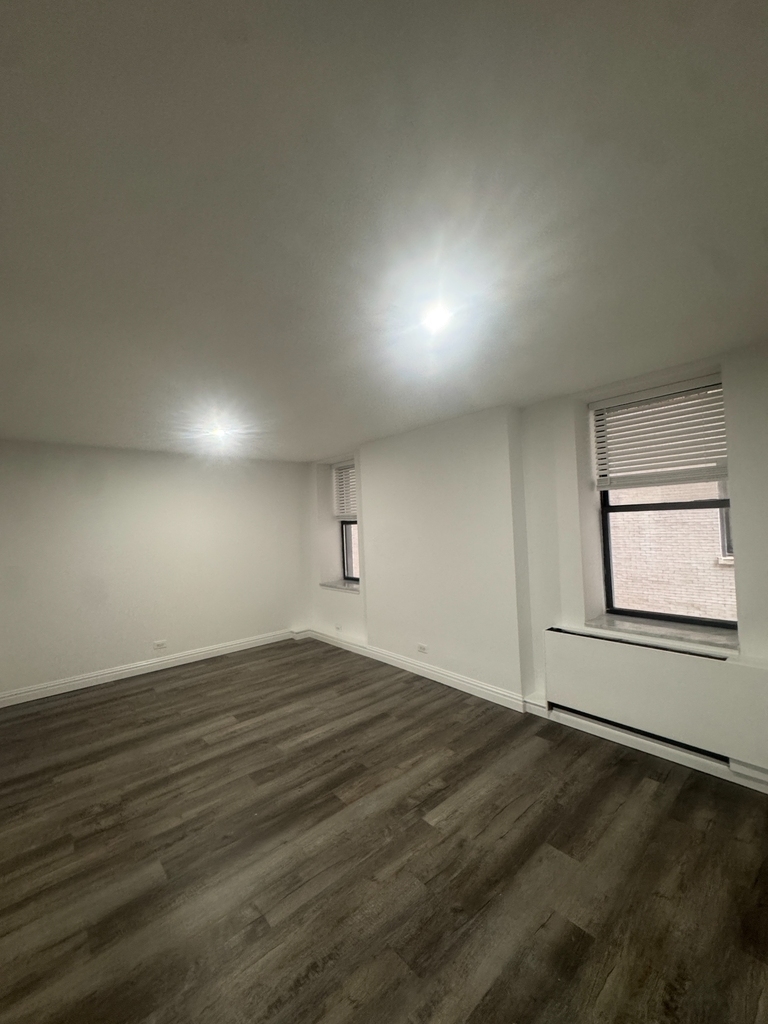 W 34th Street - Photo 16