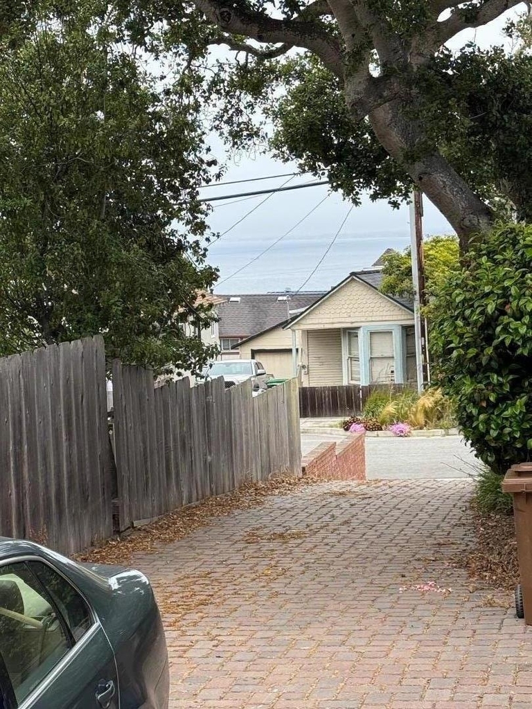 637 Spencer Street - Photo 2