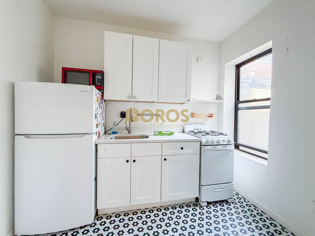 East 7th Street - Photo 9