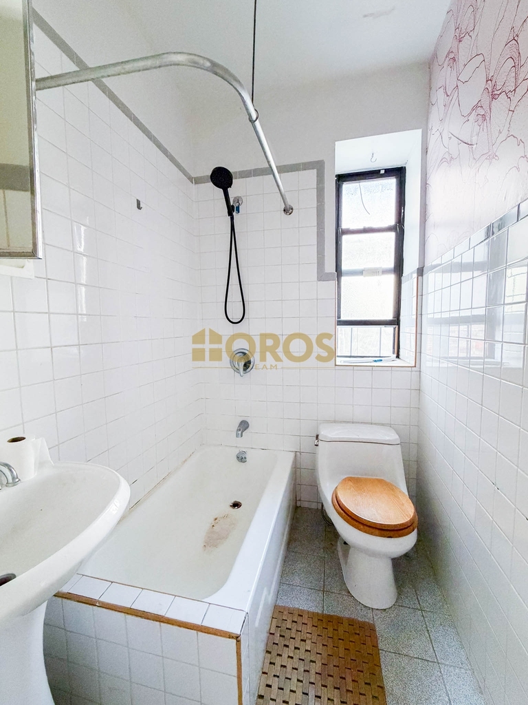 East 7th Street - Photo 8