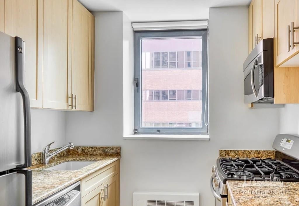 W 48th St - Photo 1