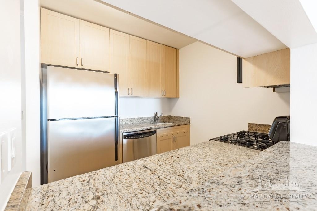 W 48th St - Photo 2