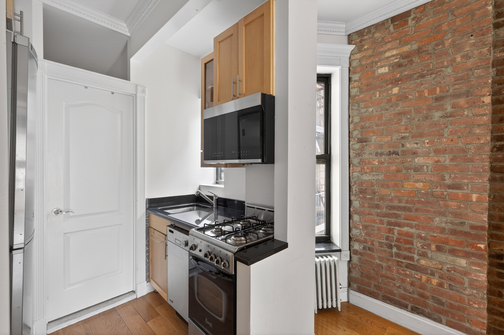 245 Mulberry St - Photo 2
