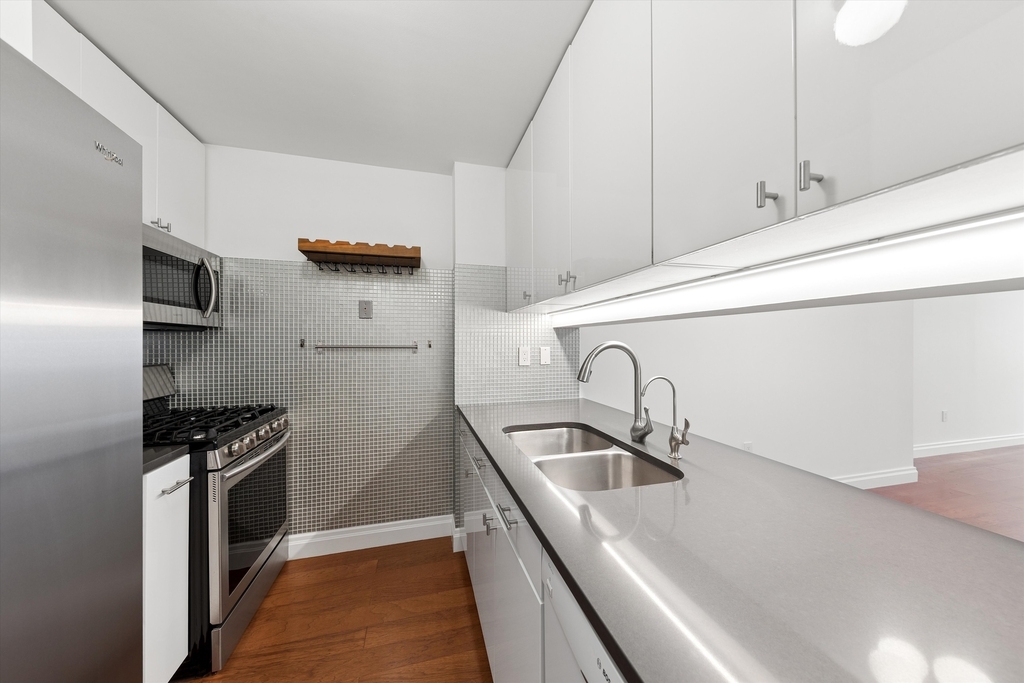 404 E 76th St - Photo 4
