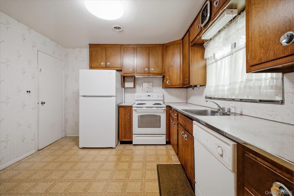 531 Surrey Place - Photo 11