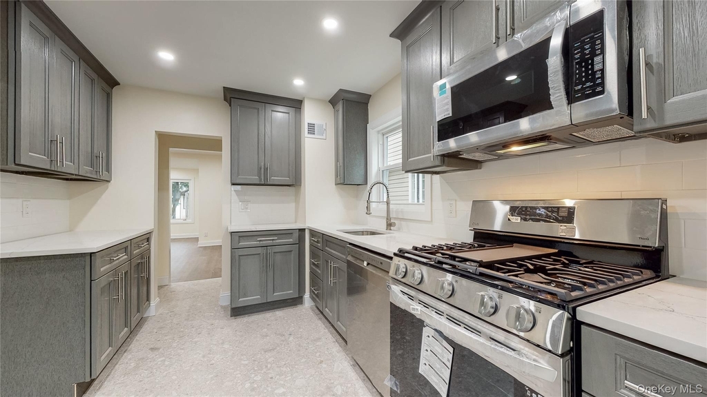 71-32 Loubet Street - Photo 6