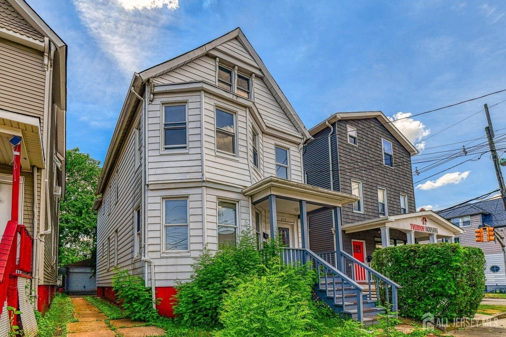 212 Easton Avenue - Photo 1