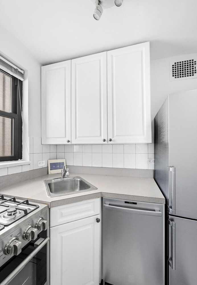 110 E 36th Street - Photo 2