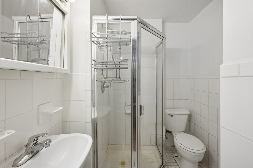 320 E 49th Street - Photo 4