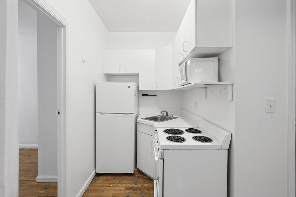 320 E 49th Street - Photo 3