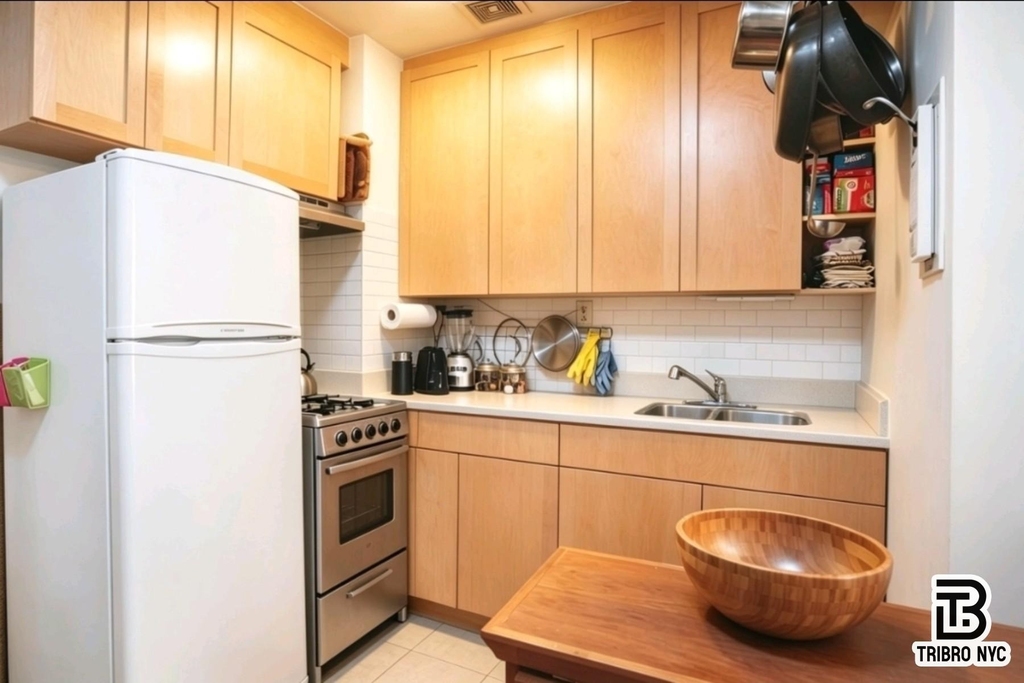 200 E 28th Street - Photo 3