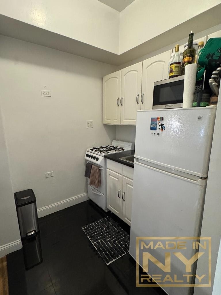 171 E 77th Street - Photo 2