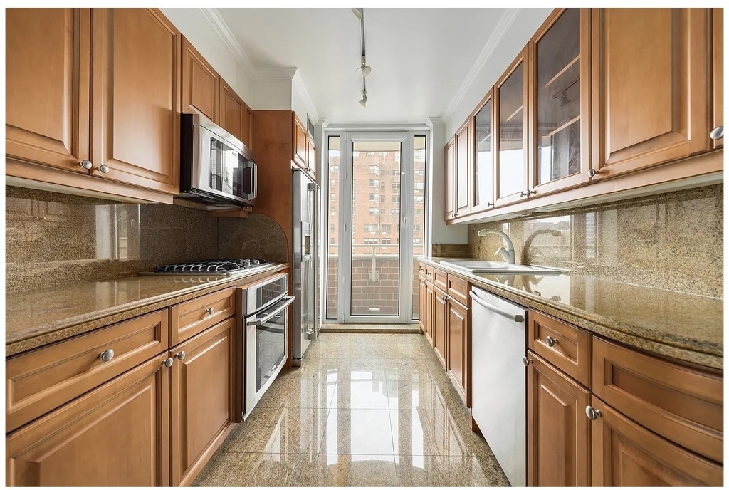 188 E 78th Street - Photo 3