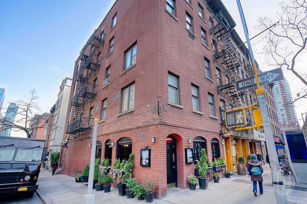 200 E 35th Street - Photo 8
