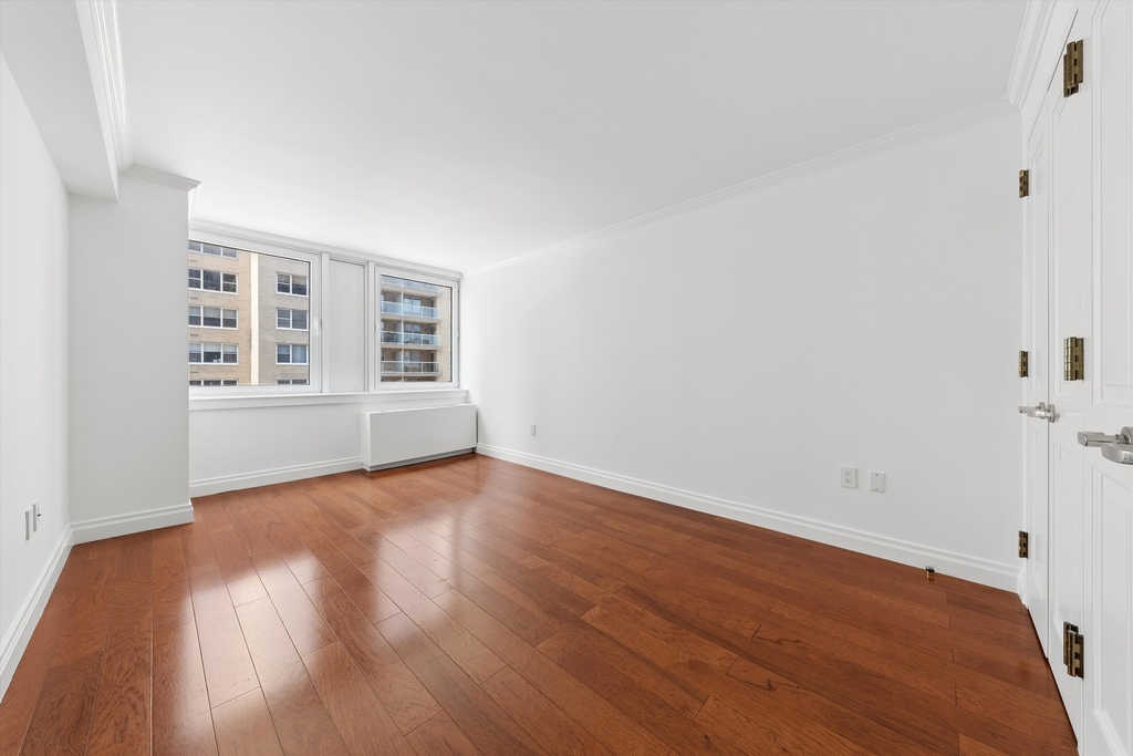 404 E 76th Street - Photo 2