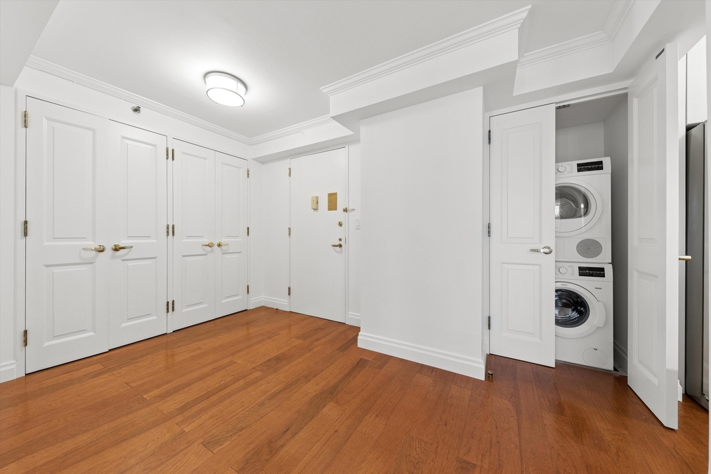 404 E 76th Street - Photo 5