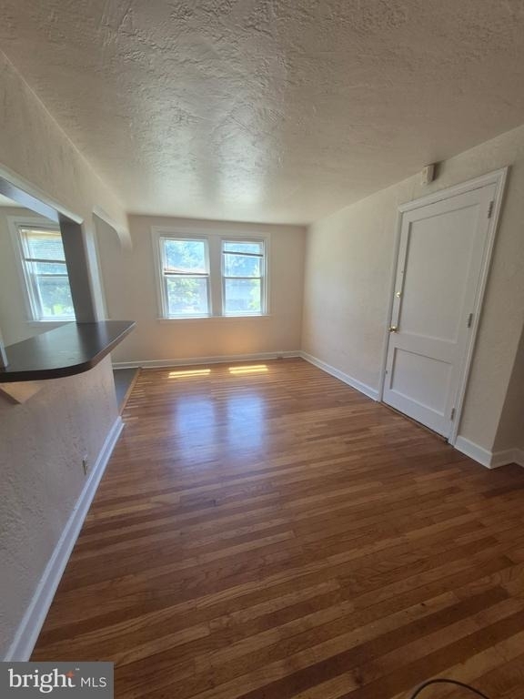 395 1/2 E Cliveden Street - Photo 5